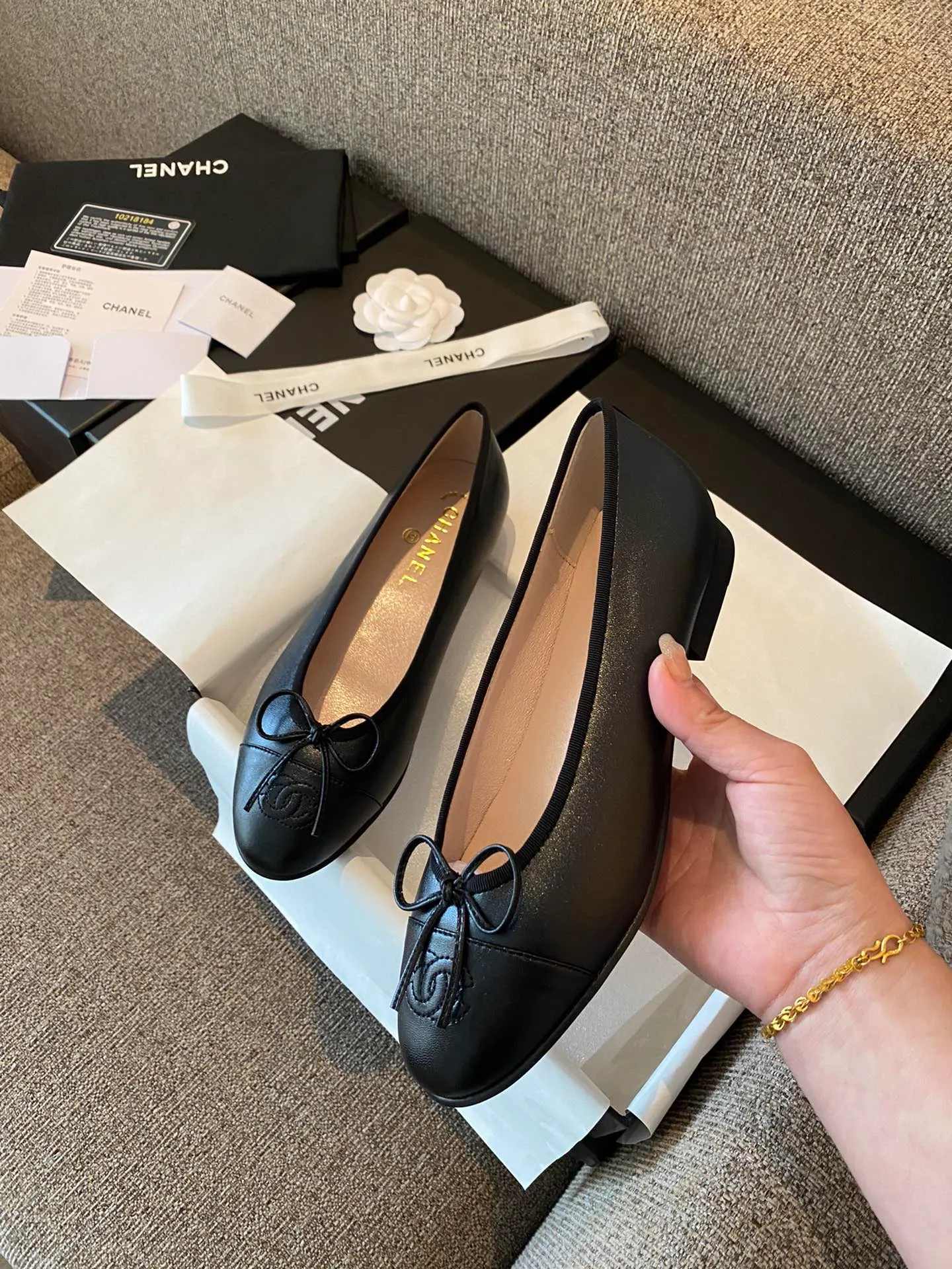 👟👟Ex-factory price 440👟👟 CHANEL ballet shoes... The classic style is versatile in all seasons♥️♥️Many Internet celebrities have demonstrated it personally... Simple color matching... Delicate little round toe... Classic small bow... Deep mouth bag bare foot shape ⚠️⚠️ CHANEL original customization, patent leather/mixed sheepskin/diamond surface/wool fabric and other uppers...Full sheepskin lining...ITALY genuine leather outsole 34-42 standard code (41.42 customized)